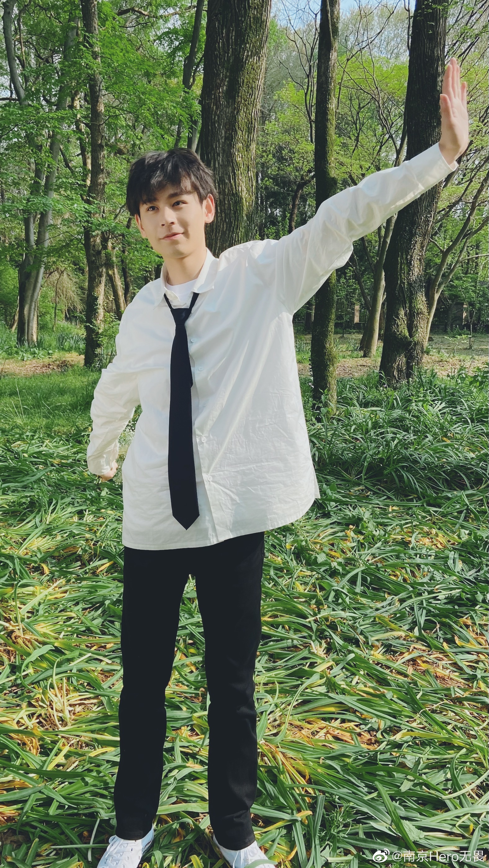 第四位:ag一诺一诺拿着蛋糕 不知道是要送给谁 ?